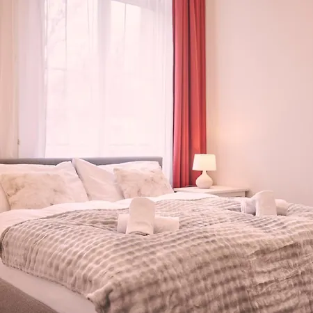 2, Perfect Location, Comfortable & Modern Lejlighed