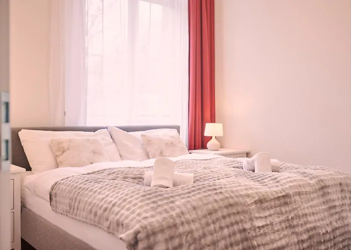 2, Perfect Location, Comfortable & Modern 아파트