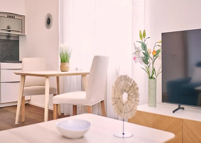 2, Perfect Location, Comfortable & Modern 아파트