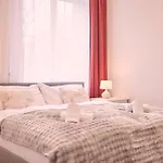 2, Perfect Location, Comfortable & Modern Apartamento