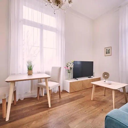 2, Perfect Location, Comfortable & Modern Berna